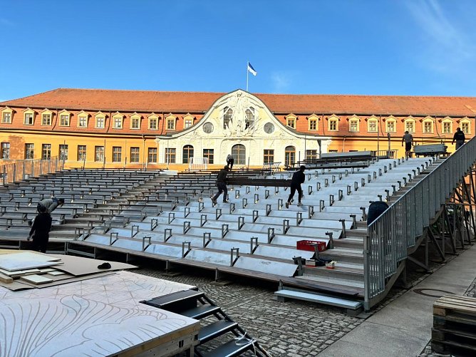 Zuschauertribüne auf dem Schlosshof (Foto: Theater Nordhausen) Zuschauertribüne auf dem Schlosshof (Foto: Theater Nordhausen)