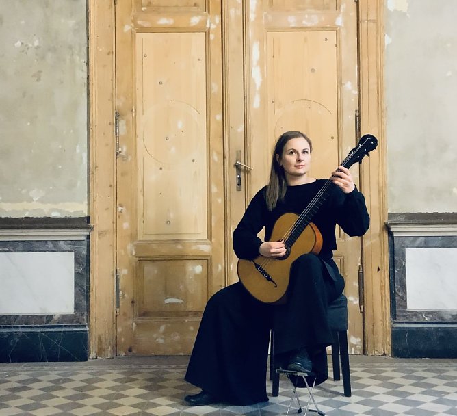 Gitarristin Catarina Caspari eröffnet die kleine Kulturreihe im Pavillon (Foto: Catarina Caspari) Gitarristin Catarina Caspari eröffnet die kleine Kulturreihe im Pavillon (Foto: Catarina Caspari)