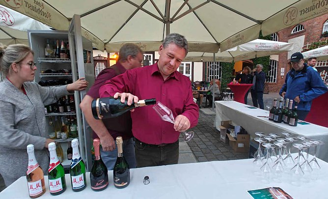 Der Chef persönlich schenkt die Gläser ein: Thomas Müller bei der Arbeit (Foto: P.Blei) Der Chef persönlich schenkt die Gläser ein: Thomas Müller bei der Arbeit (Foto: P.Blei)