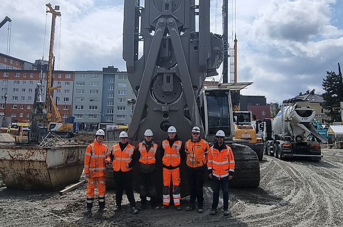 Die Azubis vor dem Schlitzwandgreifer (Foto: Schachtbau Nordhausen)