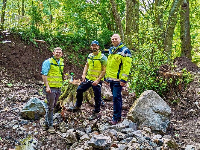 v.l.: Kai-Michael Urspruch, Verbandsmeister Andr&eacute; Beck, B&uuml;rgermeister Henry Pasenow (Foto: GUV HOW)