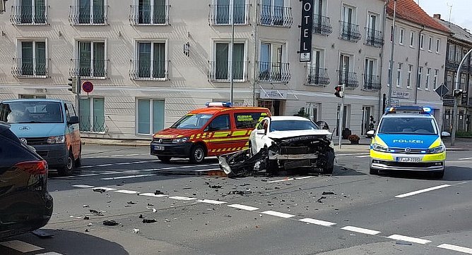 Kreuzungscrash am Vormittag (Foto: S.Dietzel)