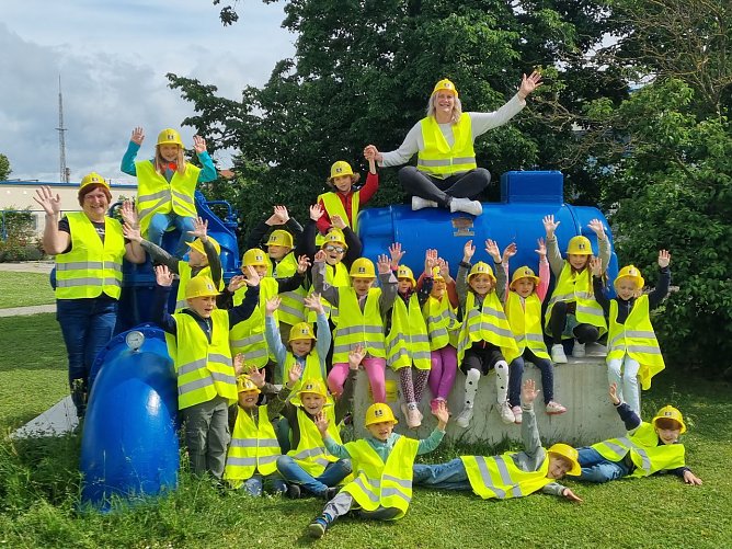 Die 1. Klasse der Grundschule Käthe Kollwitz zu Gast bei Schachtbau (Foto: Schachtbau Nordhausen) Die 1. Klasse der Grundschule Käthe Kollwitz zu Gast bei Schachtbau (Foto: Schachtbau Nordhausen)