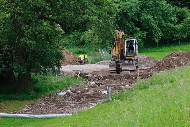Am Dammfuß sind die Bagger angerückt (Foto: agl) Am Dammfuß sind die Bagger angerückt (Foto: agl)
