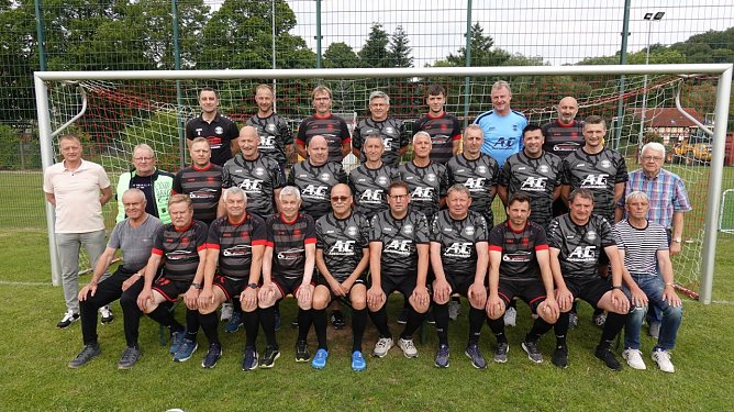 Jeweils von links nach rechts. Hintere Reihe: Sven Pistorius, Daniel Kunze, Matthias Kunze, Volker Vogt, Sebastian G&ouml;sel, Ronald Fienhold, Carsten Stumpf. Mittlere Reihe: Ronny Schwolow, Uwe Etzrodt, Kay Alert, Rolf Langnickel, Ralf K&auml;fer, Andreas Gogsch, Patrick B&ouml;rsch, Lars Grunig und Klaus Verkouter. Vordere Reihe: Arndt Forberger, Herbert Kuntze, Lutz Nebelung, Uwe Nebelung, Frank Kartheuser, Ren&egrave; Taute, Ingo G&ouml;rke und Klaus-Dieter Koschlik. (Foto: nnz)