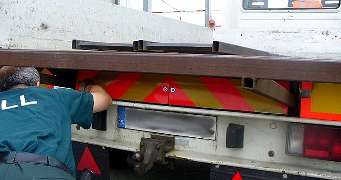 Doppelter Boden entdeckt (Foto: Zoll) Doppelter Boden entdeckt (Foto: Zoll)