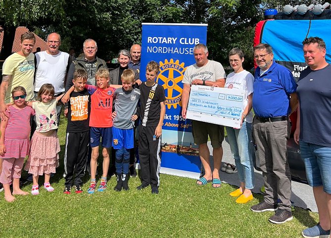 Hilfe von den Rotariern (Foto: G.Haase ) Hilfe von den Rotariern (Foto: G.Haase )