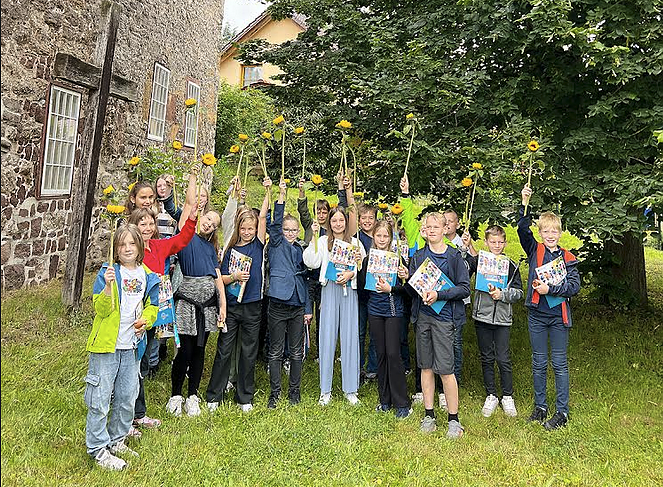 Die Klasse 4 der Evangelischen Grundschule Nordhausen erh&auml;lt ihre Zeugnisse in der Krimder&ouml;der Kirche. (Foto: Evangelische Grundschule Nordhausen)