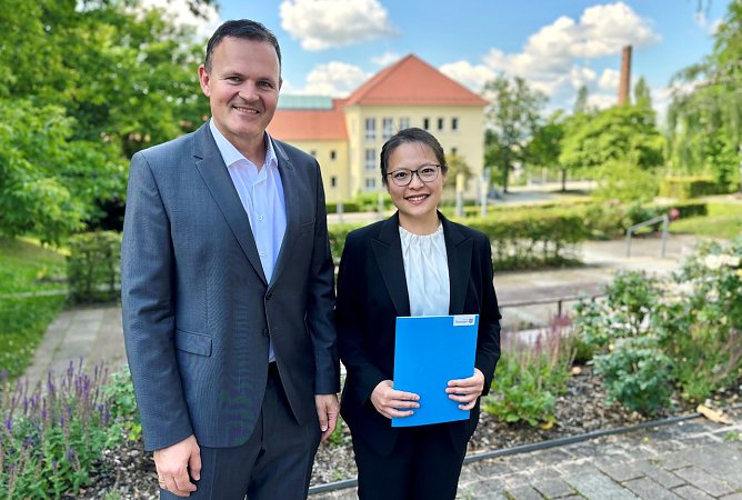 Hochschulpr&auml;sident Prof. Dr. J&ouml;rg Wagner begr&uuml;&szlig;t Dr.-Ing. Jiayi Wang als neue Professorin f&uuml;r Elektrotechnik/Leistungselektronik an der Hochschule Nordhausen. (Foto: Tina Bergknapp)