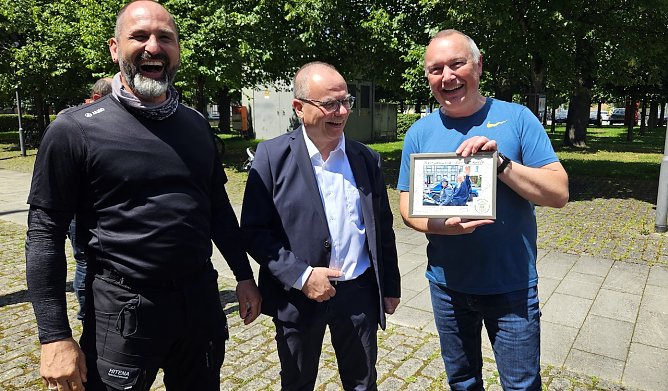 Biker verabschieden Jochen Lenz (Mitte) (Foto: R.Englert) Biker verabschieden Jochen Lenz (Mitte) (Foto: R.Englert)