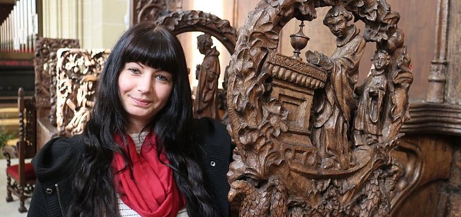 Kunsthistorikerin Jessica M&uuml;ller am Chorgest&uuml;hl des Nordh&auml;user Doms (Foto: nnz-Archiv)