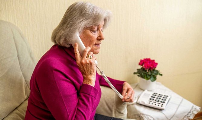 Eine &auml;ltere Dame am Telefon (Foto: Polizeiliche Kriminalpr&auml;vention der L&auml;nder und des Bundes)