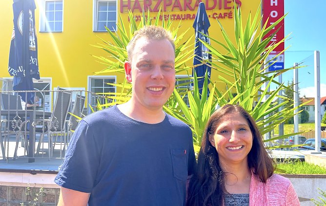 Mirko und Marisol J&uuml;ptner strahlen mit der Sonne um die Wette: In ihrem "Harzparadies" haben sie ihre Bestimmung gefunden (Foto: oas)