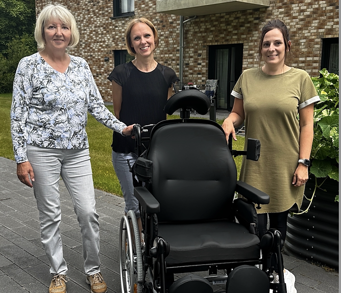 Im Hospiz Am Stadtpark in Nordhausen konnte dank der Unterst&uuml;tzung vom Hospizverein Nordhausen e.V. ein Pflegerollstuhl angeschafft werden.  v.l.n.r. Karin Fernschild � Vorsitzende Hospizverein Nordhausen e.V., Silvia Gr&ouml;ll � Hospizverein Nordhausen e.V. und Christin Delert � Pflegedienstleitung Hospiz Am Stadtpark   (Foto: Seniorenwerk)