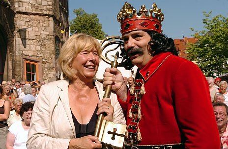 Der Schlüssel ist übergeben (Foto: Wiethoff) Der Schlüssel ist übergeben (Foto: Wiethoff)