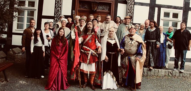 Heinrich, Mathilde und Otto samt Gefolge zu Gast in Enger (Foto: agl) Heinrich, Mathilde und Otto samt Gefolge zu Gast in Enger (Foto: agl)