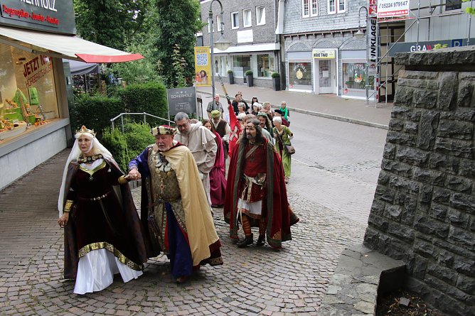 Einzug in vollem Ornat - die Ruhestätte des Ahnherrn der Ottonen wurde besucht (Foto: agl) Einzug in vollem Ornat - die Ruhestätte des Ahnherrn der Ottonen wurde besucht (Foto: agl)