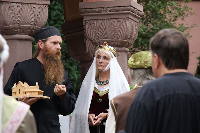 Vater Lazarus erläutert den Kirchenbau (Foto: agl) Vater Lazarus erläutert den Kirchenbau (Foto: agl)