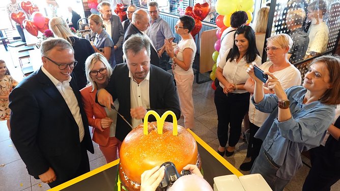 Im Wahlkampf darf auch schon mal eine Torte angeschnitten werden. Von links: Mario Voigt, Petra Hebing und Christian Zwingmann (Foto: nnz)