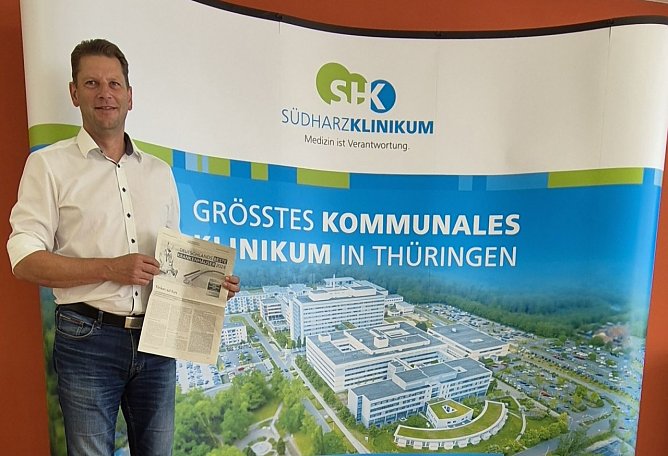 Guido Hage, Gesch&auml;ftsf&uuml;hrer mit der Sonderbeilage der FAZ (Foto: SHK)