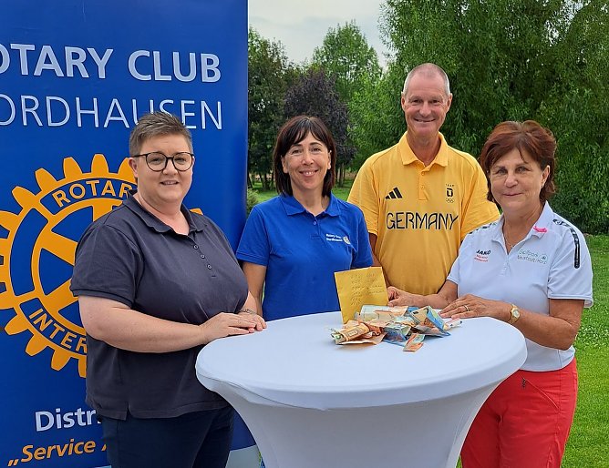 Neustädter Golfer spenden beim "Charity Turnier" (Foto: M.Holzapfel) Neustädter Golfer spenden beim "Charity Turnier" (Foto: M.Holzapfel)