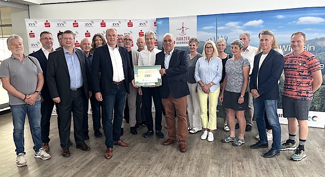 Mitmachen und Gratulanten beim Gruppenfoto in der Sparkasse (Foto: oas) Mitmachen und Gratulanten beim Gruppenfoto in der Sparkasse (Foto: oas)