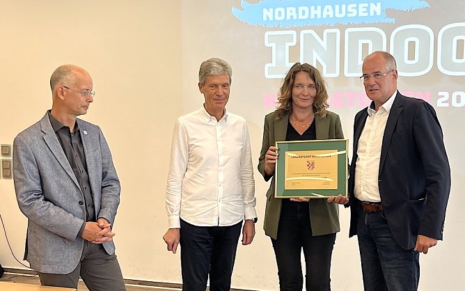 Geschäftsführerin Jana Zöller von der EVN wird für ihr Engagement geehrt (Foto: oas) Geschäftsführerin Jana Zöller von der EVN wird für ihr Engagement geehrt (Foto: oas)