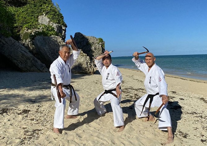 Frank Pelny im Kreise internationaler Meister in Japan (Foto: S.Schröter) Frank Pelny im Kreise internationaler Meister in Japan (Foto: S.Schröter)