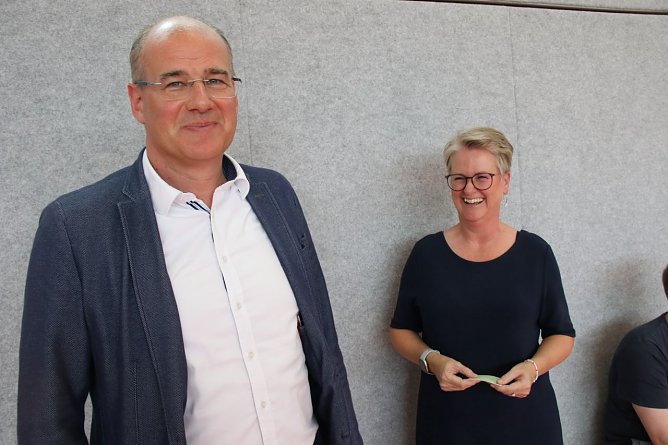 Landrat Jendricke und Schulleiterin Ines B&ouml;rner (Foto: agl)