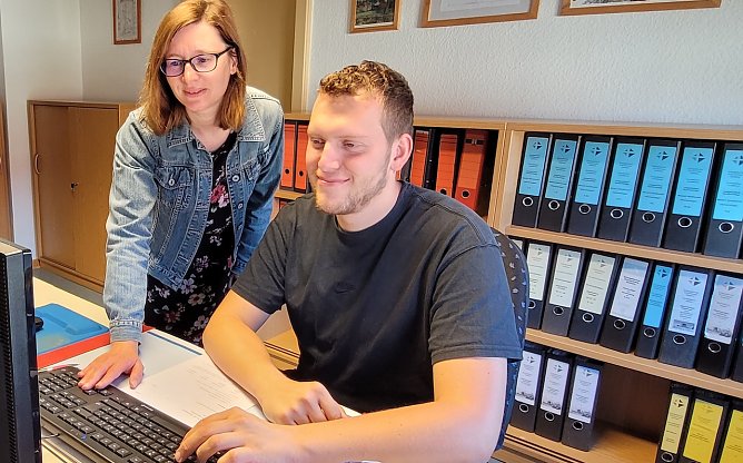 Katja Ehrhardt mit ihrem Azubi Yannick Hund (Foto: R.Englert)