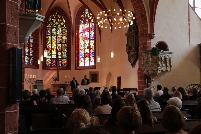 Schulleiter Volker Vogt und Pfarrer von Biela begr&uuml;&szlig;ten in der Blasii-Kirche zahlreiche G&auml;ste (Foto: agl)