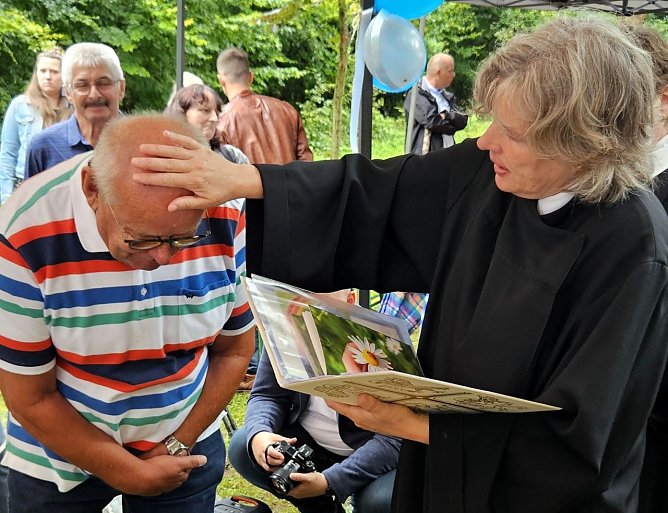 19 T&auml;uflinge jeden Alters waren gekommen (Foto: Evangelischer Kirchenkreis S&uuml;dharz)