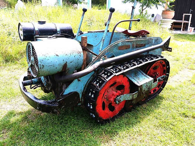 "Raupi" der Kettentraktor (Foto: Ulrich Reinboth) "Raupi" der Kettentraktor (Foto: Ulrich Reinboth)