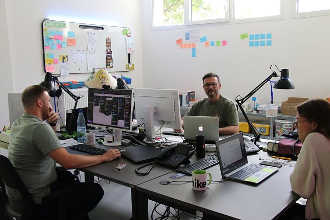 Thomas Herwig und Kollegen im offenen B&uuml;ro des "hike" (Foto: agl)