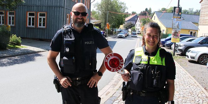 Schulwegsüberwachung Anfang August in Petersdorf bei Nordhausen (Foto: agl) Schulwegsüberwachung Anfang August in Petersdorf bei Nordhausen (Foto: agl)