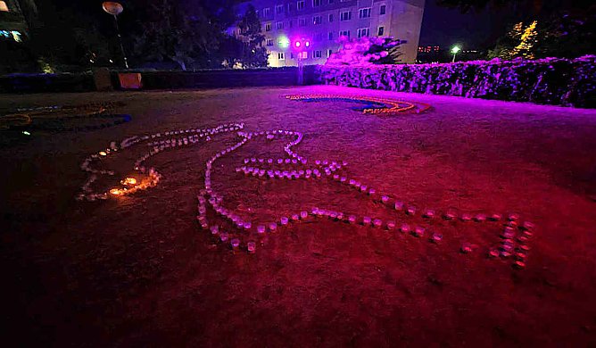 Eine Friedenstaube aus Lichtern schm&uuml;ckte das gestrige Lichterfest auf dem Petersberg  (Foto: P.Blei)