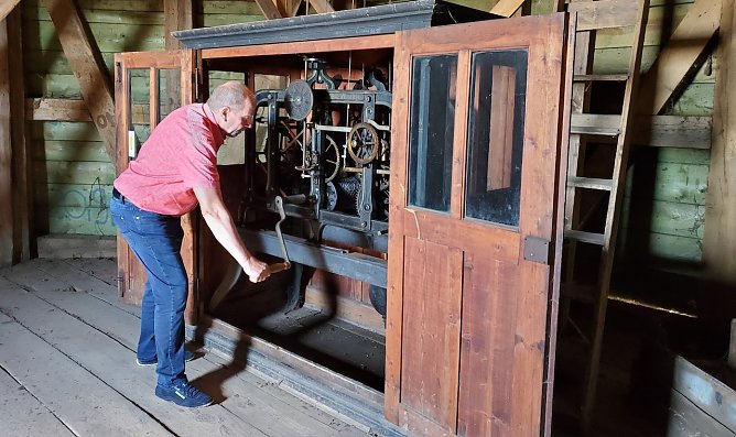 Die Kirchturmuhr wird aufgezogen (Foto: R.Englert)