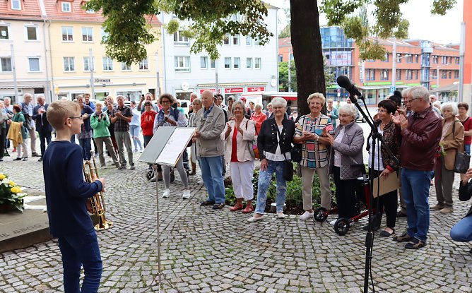 Gedenken an der Stele zum Weltfriedenstag (Foto: Stadtverwaltung Nordhausen)
