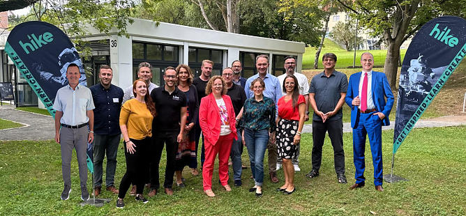 Bildbeschreibung Gruppenbild: vor dem Hike Lab von links nach rechts: Prof. Dr. J&ouml;rg Wagner (HS NDH), Jonas Mielke (hike), Sharon Keegan (hike), Prof. Dr. Lutz G&ouml;cke (hike), Christian Zoll (hike), Jana Z&ouml;ller (EVN), Wolf Goertz (Future Forest Initiative), Franziska Baum (MdL, FDP), Karl-Heinz Land (Neuland AI AG), Burkhard Zinner, Johanna Vargas (hike), Dr. Ralf Kuschnereit (Jenoptik AG), Dr. Kareen Schlangen (HS NDH), Thomas Herwig (HS NDH), Prof. Dr. Andreas Seidel (inklukids; HS NDH), Landrat Matthias Jendricke (LK Nordhausen); nicht auf dem Bild: Jakob Janssen (Readay; HS NDH), Thomas F&uuml;lder (Dori; HS NDH). (Foto: Foto: HSN | Fotomontage Landrat Jendricke &copy; Marco Kneise)