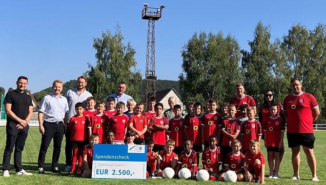  NUV-Spendenscheck&uuml;bergabe der LEG Th&uuml;ringen an SG Berka: (hinten v.l.) Fabian Heyne (Stellvertretender Vorsitzende SG Berka), Marcel K&uuml;bler (NUV-Vorstandsmitglied), Robin Merkel (Vorsitzende SG Berka) und NUV-Vorstandsvorsitzender Niels Neu bei der LEG-Spendenscheck&uuml;bergabe am Sportplatz in Berka NUV-Spendenscheck&uuml;bergabe der LEG Th&uuml;ringen an SG Berka (Foto: &copy; NUV)