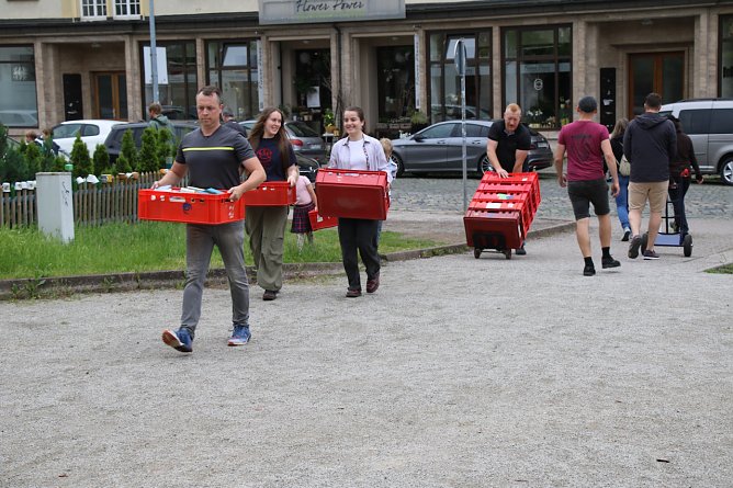 Kisten schleppen zum B&uuml;cherrettungsflohmarkt (Foto: Frank Tuschy)