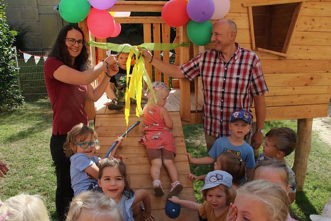 Maria L&ouml;ther von der "Energiequelle" und Maik G&ouml;llert von "Abo Energy" &uuml;bergaben gemeinsam das neue Spielhaus f&uuml;r den Werther'schen Kindergarten (Foto: agl)