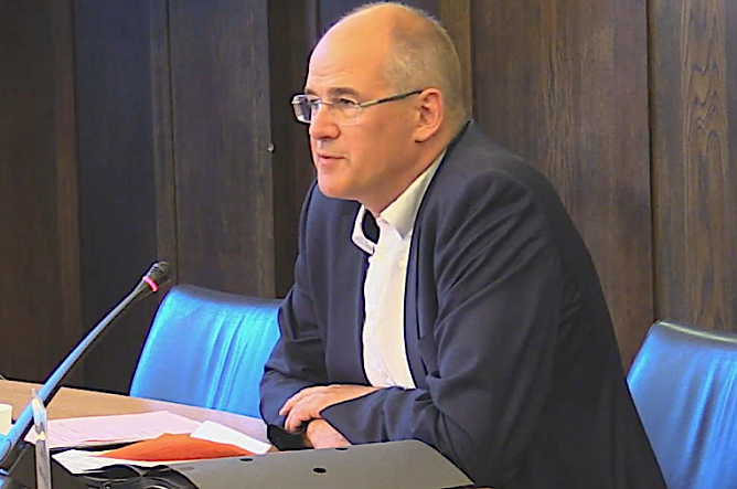 Viel Arbeit gab es heute f&uuml;r den alleinigen Sitzungsleiter Matthias Jendricke  (Foto: oas)