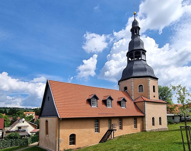 Die S&uuml;dseite der Leimbacher Kirche (Foto: Thomas Mund)
