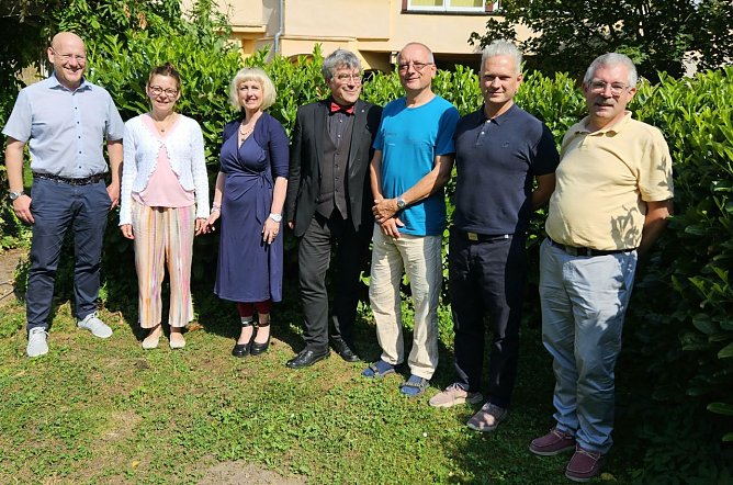 v.l.: Michael G&ouml;rk, Anett Thoms, Christiane Dieckmann, Landesbischof Friedrich Kramer, Dirk Rzepsus, Niels Wei&szlig;enborn und Superintendent Andreas Schwarze im Garten des Suchthilfezentrums in Nordhausen/ Regina Englert Kirchenkreis S&uuml;dharz (Foto: Evangelischer Kirchenkreis S&uuml;dharz)
