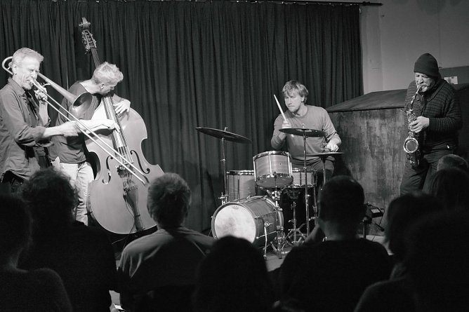 Motusneu plus Steve Swell (Foto: Bernd Scholkemper) Motusneu plus Steve Swell (Foto: Bernd Scholkemper)