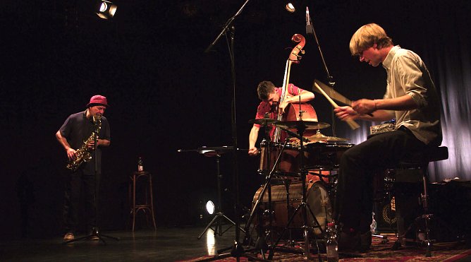 MOTUSNEU im Konzert (Foto: ©Sebastian-Brunnlechner) MOTUSNEU im Konzert (Foto: ©Sebastian-Brunnlechner)