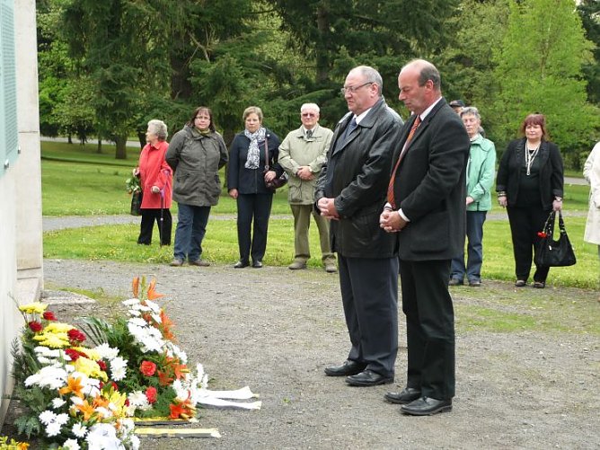 Landrat Klaus am Mahnmal (Foto: Angelo Glashagel) Landrat Klaus am Mahnmal (Foto: Angelo Glashagel)