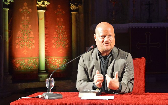 Christof Weigold liest beim "Mordsharz" in Nordhausen (Foto: Christian Dolle) Christof Weigold liest beim "Mordsharz" in Nordhausen (Foto: Christian Dolle)