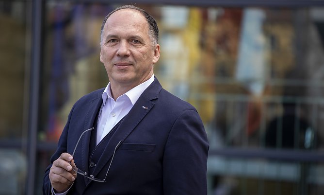 Der Journalist Mirko Kr&uuml;ger kommt in die Traditionsbrennerei (Foto: Kristin D&ouml;pel-Rabe)